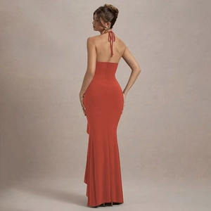 Primer plano del diseño halter sin espalda y la silueta del vestido de fiesta rojo
