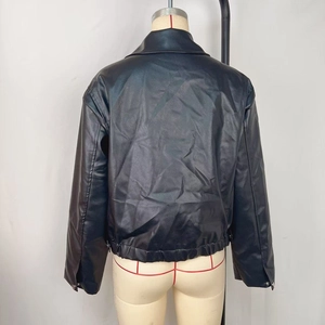 Vue arrière de la veste de moto noire en cuir PU avec ourlet élastique et col à revers