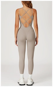Détail des bretelles croisées sur un body de yoga élastique en gris taupe sportif