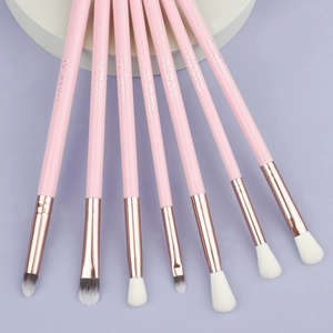 Détail de 7 pinceaux de maquillage pour les yeux roses avec des poils synthétiques doux