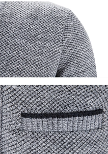 Detail der grauen Strickjacke mit Schulterschnitt und gerippter Taschenstruktur