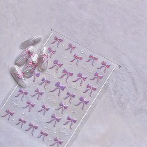 Vue macro détaillée de stickers ongles 3D papillon rose aurore avec reflets nacrés