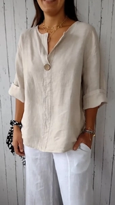 Dettaglio camicia in lino da donna con scollo a V e bottoni in colore avena naturale
