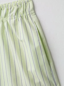 Detalle de los pantalones cortos de rayas verde claro con cintura elástica