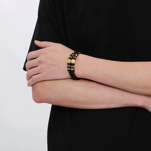 Bracelet multicouche en cuir tressé pour homme avec détails dorés et fermoir aimanté