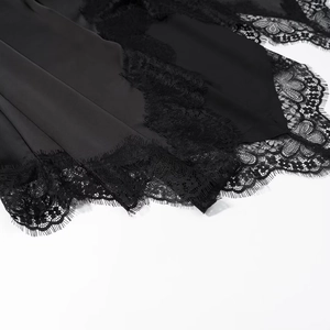 Robe nuisette élégante en satin noir avec dentelle cils délicate et texture raffinée