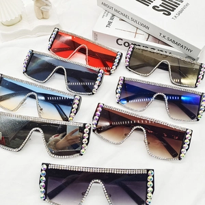 Lunettes de soleil carrées oversize avec strass déclinées en plusieurs couleurs de verres
