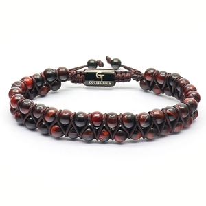 Détail de perles œil de tigre rouge sur bracelet tressé double couche avec logo en métal noir