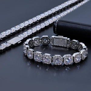 Gros plan d'un bracelet gourmette argenté avec zircons cubiques carrés sertis en halo