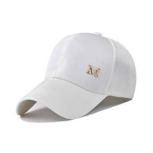 Casquette de baseball en satin blanc avec logo M métallique doré élégant sur le côté