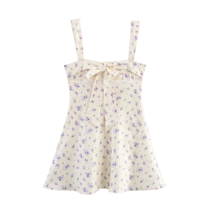 Robe nuisette en satin floral crème avec fleurs violettes et grand nœud au dos