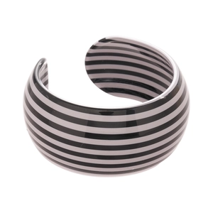 Bracciale rigido in acrilico lucido con audaci strisce bianche e nere e design aperto
