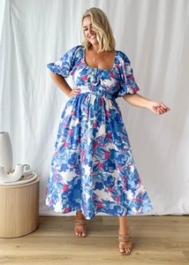 Detail von quadratischem Ausschnitt und Puffärmeln am Blumen-Midikleid mit Gummibund