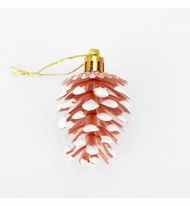Détail de décoration de Noël en forme de pomme de pin rouge avec pointes enneigées et corde