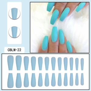 Dettaglio di unghie finte lunghe ballerina blu chiaro opaco con set completo da 24 pezzi