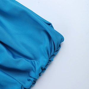 Vue macro détaillée du tissu en maille bleu avec des plis et des textures douces