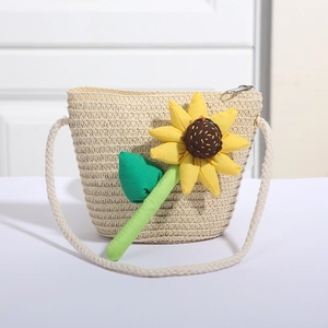 Detail der handgefertigten Strohtasche mit Plüsch-Sonnenblume und beiger Kordel-Schultergurt