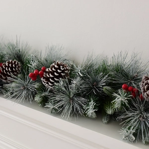 60cm Weihnachtskranz mit gefrosteten Kiefernnadeln Zapfen und roten Beeren für die Haustür