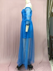 Detailansicht des blauen schulterfreien Tüllkleids mit langen Puffärmeln am Model