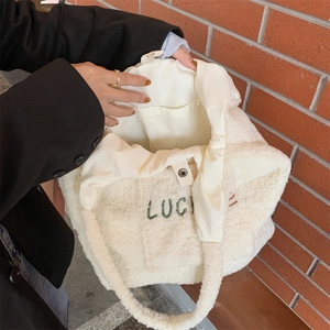 Detailansicht des geräumigen Innenfutters und der Tasche der weißen Plüsch-Tasche