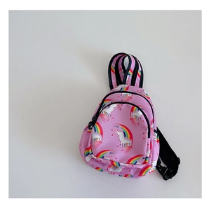 Detalle de mini mochila rosa para niñas con estampado de unicornios y correas negras