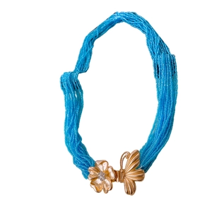Chaîne de taille multicouche en perles bleu ciel avec boucle fleur papillon dorée