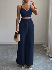 Elegante completo due pezzi blu scuro con top a canotta e pantaloni a gamba larga con cintura