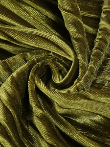 Détail macro du tissu velours vert mousse avec texture plissée élégante et doux éclat
