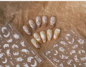 Dettaglio di adesivi nail art floreali TL-156 con sfumatura marrone caldo e motivi floreali
