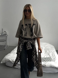 T-shirt vintage en coton à lettres avec chemise à carreaux et jean décontracté