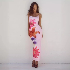Roze zomerse maxi-jurk met spaghettibandjes en levendige leliebloemenprints