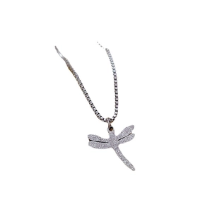 Collana a libellula in acciaio al titanio argento con zirconi su sfondo bianco puro
