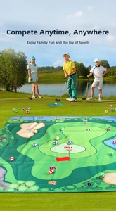 Juego de golf al aire libre con alfombra de puntos, bolas y niños jugando