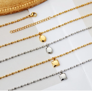 Détail des colliers avec pendentifs ovales et carrés en or 18 carats et argent