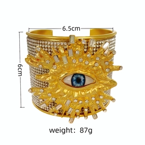 Detalle del brazalete de ojo con pedrería que muestra 6,5 cm de ancho y peso de 87 g
