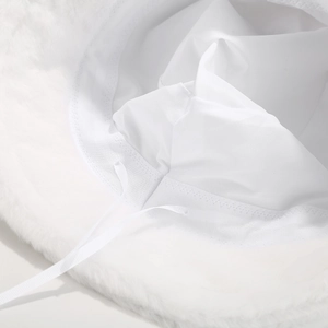 Dettaglio dell'interno del cappello di peluche bianco con fodera e cinturino regolabile