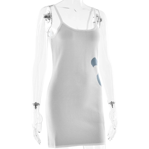Détail de la robe courte en tricot blanc avec motif floral bleu sur le côté de la taille