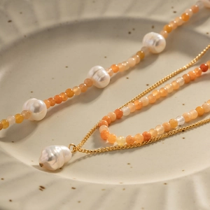 Halskette mit Barockperlen und orangefarbenen Perlen an 18K Gold-Titankette