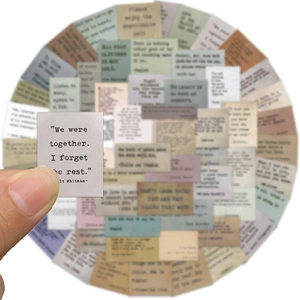 Dettaglio di adesivi vintage con citazioni e poesie di Walt Whitman per journaling e fai da te