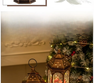 Dettaglio lanterna di Natale in bronzo vintage con decoro cardinale e calda luce LED