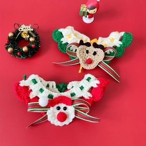 Détail de colliers de Noël tricotés pour animaux avec motifs Père Noël et renne