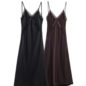 Robe nuisette en satin avec dentelle en noir et café et bretelles spaghetti fines