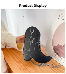 Sac bandoulière créatif en PU noir en forme de botte de cowboy avec coutures étoiles.
