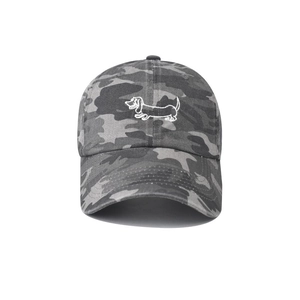Detailaufnahme einer Vintage-Camouflage-Kappe mit weißer Dackel-Stickerei für Herren/Damen