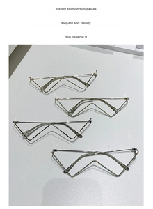 Vista piatta di montature per occhiali cat-eye in metallo con strass e design a catena