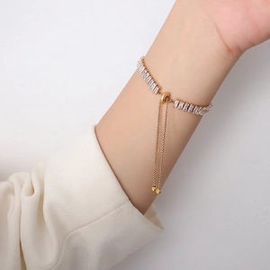 Bracciale dorato regolabile con zirconi rettangolari e chiusura a coulisse