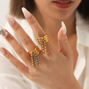 Détail d'une bague multicouche plaquée or 18K avec pampilles en chaîne et perles