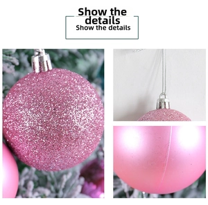 Détails de la texture rose pailletée et mate sur les boules de Noël de décoration