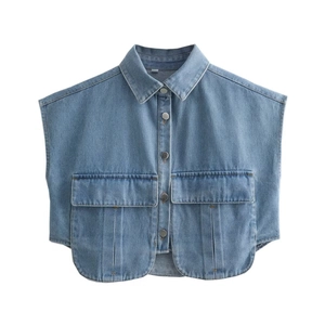 Gros plan détaillé du gilet en jean bleu clair avec col rabattu et boutons métalliques