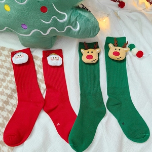 Weihnachtssocken für Kinder mit 3D-Plüschfiguren wie Weihnachtsmann und Rentier in Rot